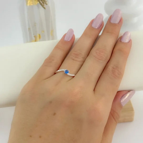 Anillo circón celeste