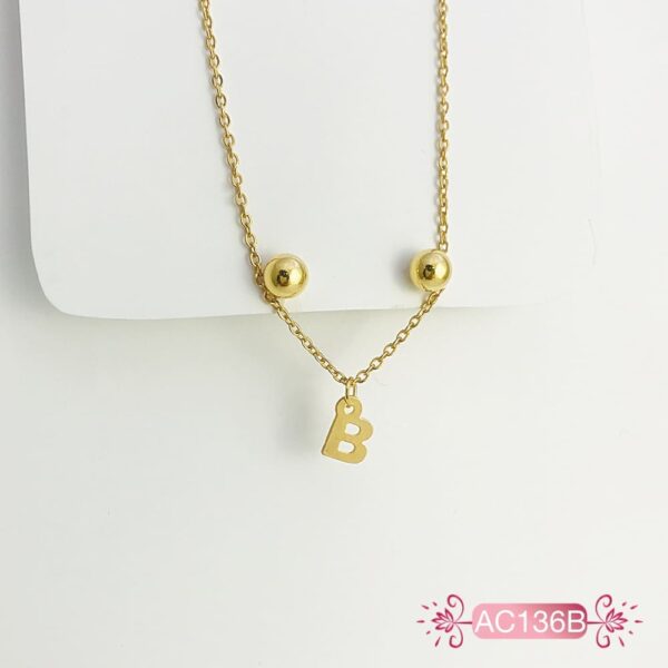Collar dije letra B, el tamaño de los topos puede variar